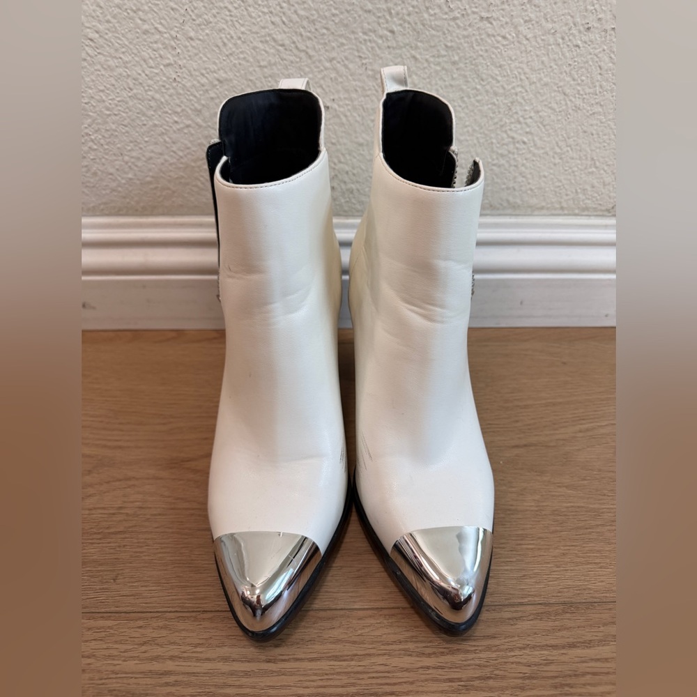 Katy Perry White Ankle Boots Silver Metal Toe Western Booties Size 8 - Picture 2 of 9